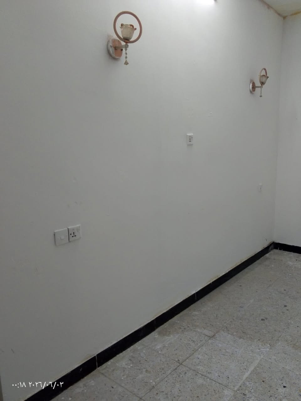 بيت ٥٠م قاط واحد بشارع جواهري لأفرع كرادين بناء حديث طابو زراعي سند ٢٥ كامل بناء ٣٤سع
هاتف ***********
