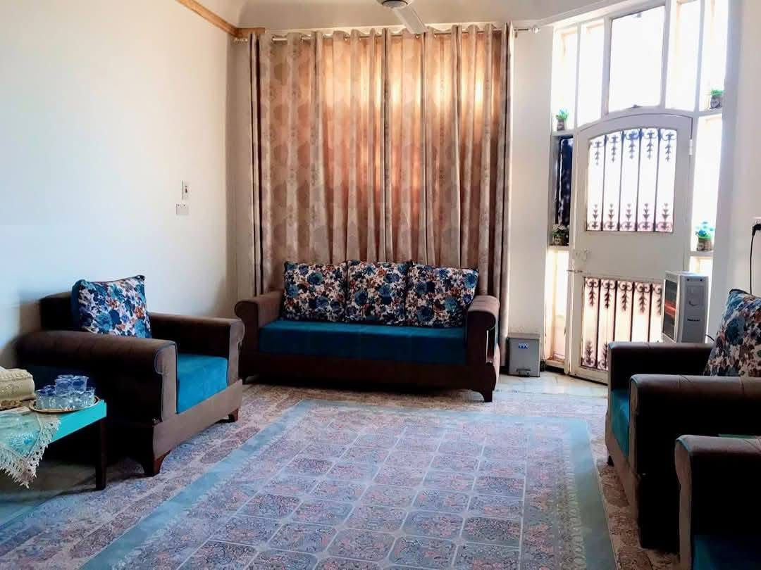 للبيع بيت ب36 مساحة 200 م ركن شارع 15 طابقين من جهة الحكم قريبا ع مدرسة صينيه بسعر مناسب بناء ٢٠١٦ مسلح  حر غير مطلوب ---------------------- 
*********** 
—————————

طابق الاول غرفتين وبراني وصاله ومطبخ وصحيات ومنور عدد 2 .

طابق الثاني غرفة كبيره ومخزن ..
