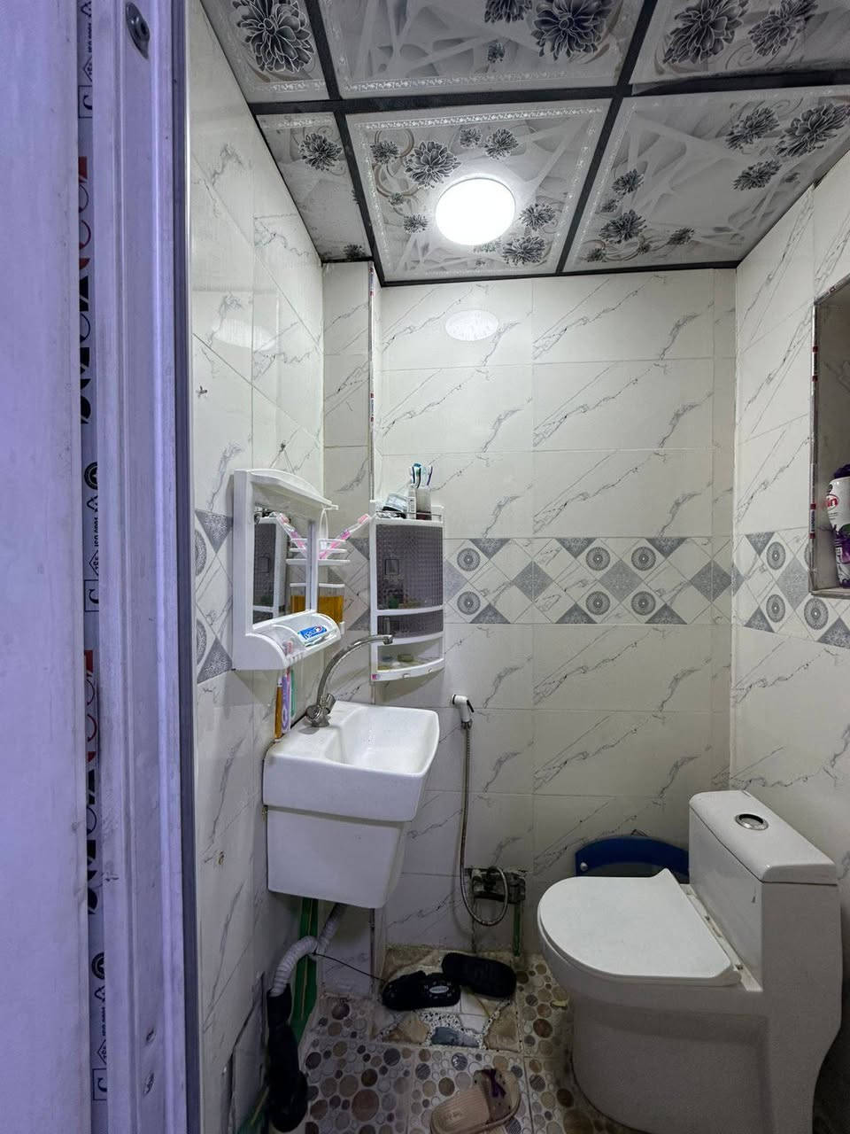 #عروض_مكتب_عـطـاء_الموصل
شقة منفردة للبيع
موقع: شقق الخضراء، قرب جامع المعافى
- 4 بيوت عن جامع المعافى
- قريبة على مدرسة الكون الابتدائية وثانوية الدجى
مساحة: 123 متر
محدثة بالكامل:
- مجاري
- سيراميك
الطابق الأرضي:

- استقبال
- هول
- مطبخ
- حار وبارد
- صحيات عدد 2
الطابق الثاني:
- 3 غرف نوم
- حمام
- السطح بي بيتونة
السعر: 95 مليون
بيها مجال 

***********

***********

***********
