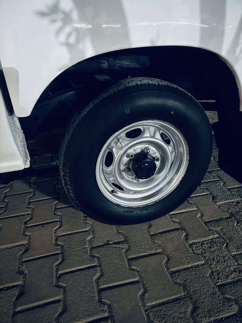 السلام عليكم بيكم مزاد 2008 اسويلك وكاله ام باركود او كتاب من وزارة كامل او جاي وستلمته بوجهك تروح للمرور تكمله سيارة مصبوغه عام جمالية سيارة تبريد مكينه كير كله كامل مابيها نقص ابدا مكانها كربلاء سعرها 75 بيها مجال بسيط استفسار ***********
