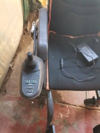 كرسي كهربائي • مستعمل قليل • يحتاج بطارية