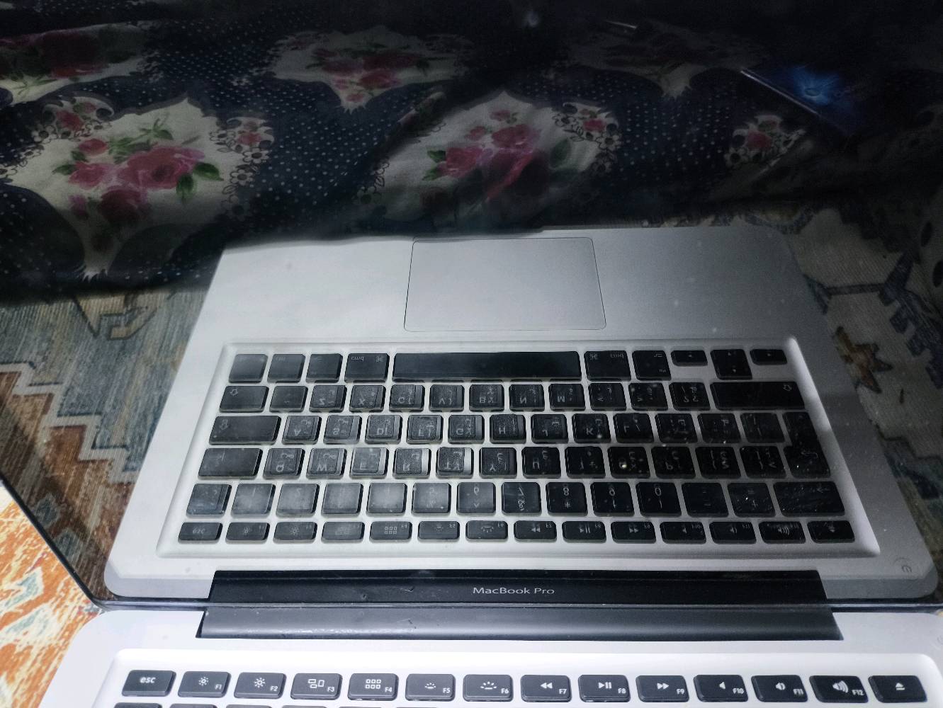 📢 للبيع: لابتوب أبل ماك بوك برو (MacBook Pro 13-inch - Mid 2012) 💻✨
لابتوب أوريجينال وقوي من أبل، خامة ألمنيوم متينة جداً وممتاز للدراسة، التصفح، والعمل اليومي.
🔹 المواصفات الفنية:
المعالج: Intel Core i5 بسرعة 2.5GHz (مع Turbo Boost يصل لـ 3.1GHz).
الذاكرة (RAM): 4GB DDR3 (قابل للترقية بسهولة حتى 16GB).
التخزين: 500GB HDD (قابل للترقية إلى SSD).
الشاشة: 13.3 بوصة ناصعة بدقة HD.
كارت الشاشة: Intel HD Graphics 4000.
المنافذ: USB 3.0، Thunderbolt، قارئ كروت SDXC، ومحرك أقراص CD/DVD.
🛠️ حالة الجهاز والملاحظات:
الحالة العامة: نظيف جداً، والشاشة واللوحة الأم وكل القطع الداخلية تعمل بكفاءة عالية.
الملاحظة الوحيدة: يحتاج تصليح أو تبديل قاعدة الشحن (MagSafe Port) فقط. (ملاحظة: قطعتها منفصلة ورخيصة المتوفر بالسوق وسهلة التبديل لهذا الموديل).
الملحقات: الشاحن الأصلي (MagSafe 60W 

ويحتاج براغي اربعه للقاعده 

السعر 80 الف رقمي (***********)
العنوان بغداد