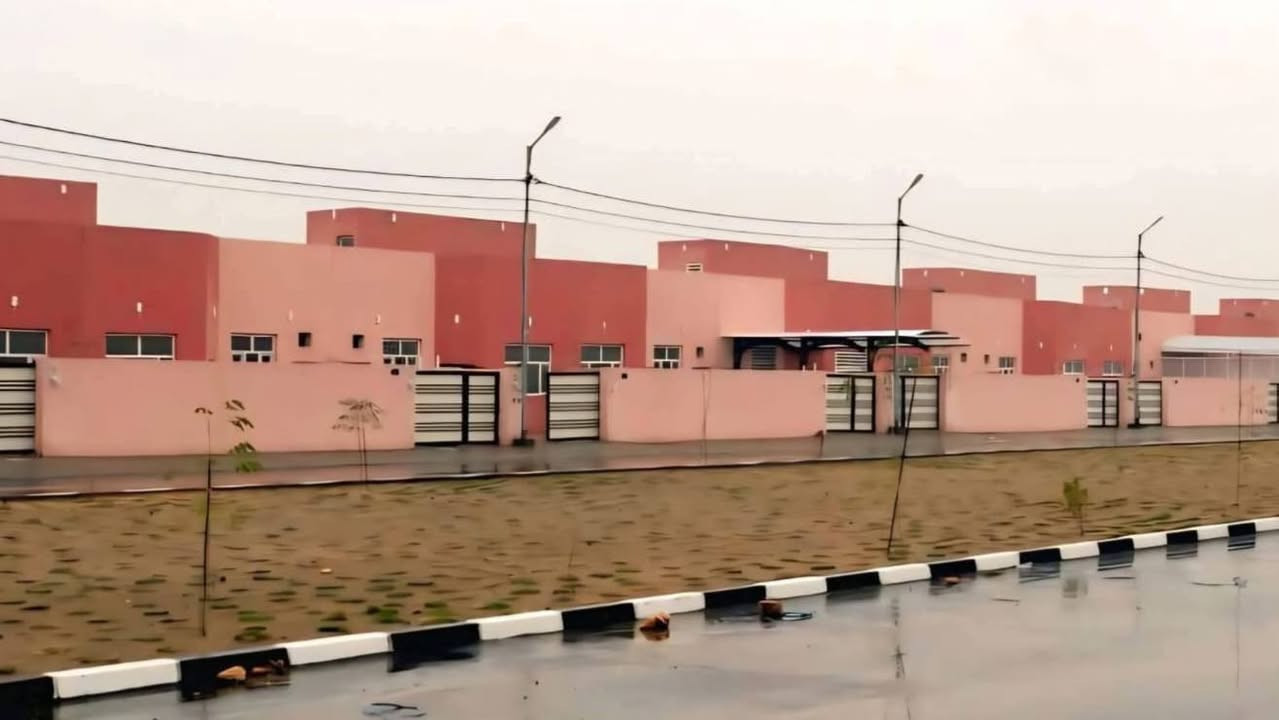 فرصة مميزة للأستثمار والسكن  
 دار تجاري للبيع في مجمع الكرار السكني
📍 الموقع: النجف الأشرف – قريب من السنتر الرئيسي
 المساحة: 160 متر مرحله ثالثه
 الشارع: 30 متر تجاري (موقع حيوي ومميز)
✨ الدار مناسبة للسكن أو الاستثمار التجاري سند حر بسمي شخصياً 
 البيع: نقداً فقط 
📞 للاستفسار والاتصال: ***********
