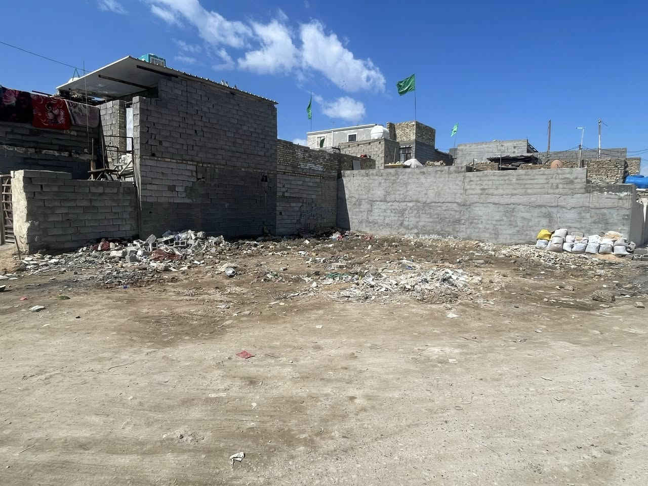 قطعة ارض مساحة 150 متر مربع ركن
عنوانه سبع قصور اول شارع من تعبر من السيطره اليم المركز راس الفرع مالته اكو فرن صمون 

للاستفسار 
***********
