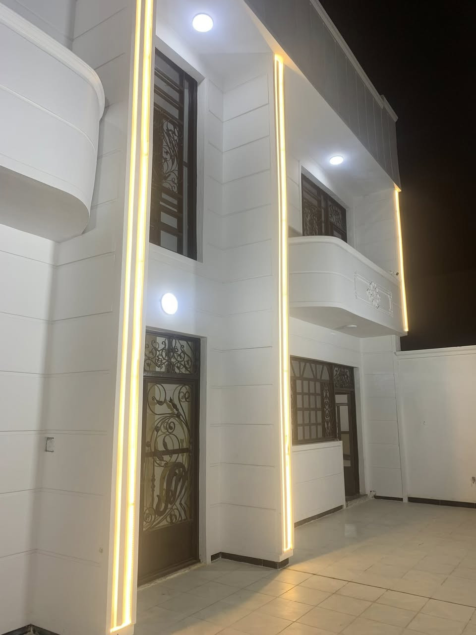 دار تجاريه للايجار
 المساحه 300 متر شارع 20 قرب اسواق باندا ماعدا الصيدليه الخارجيه تتكون الدار من 10 غرف وكراج / للاستفسار ***********
