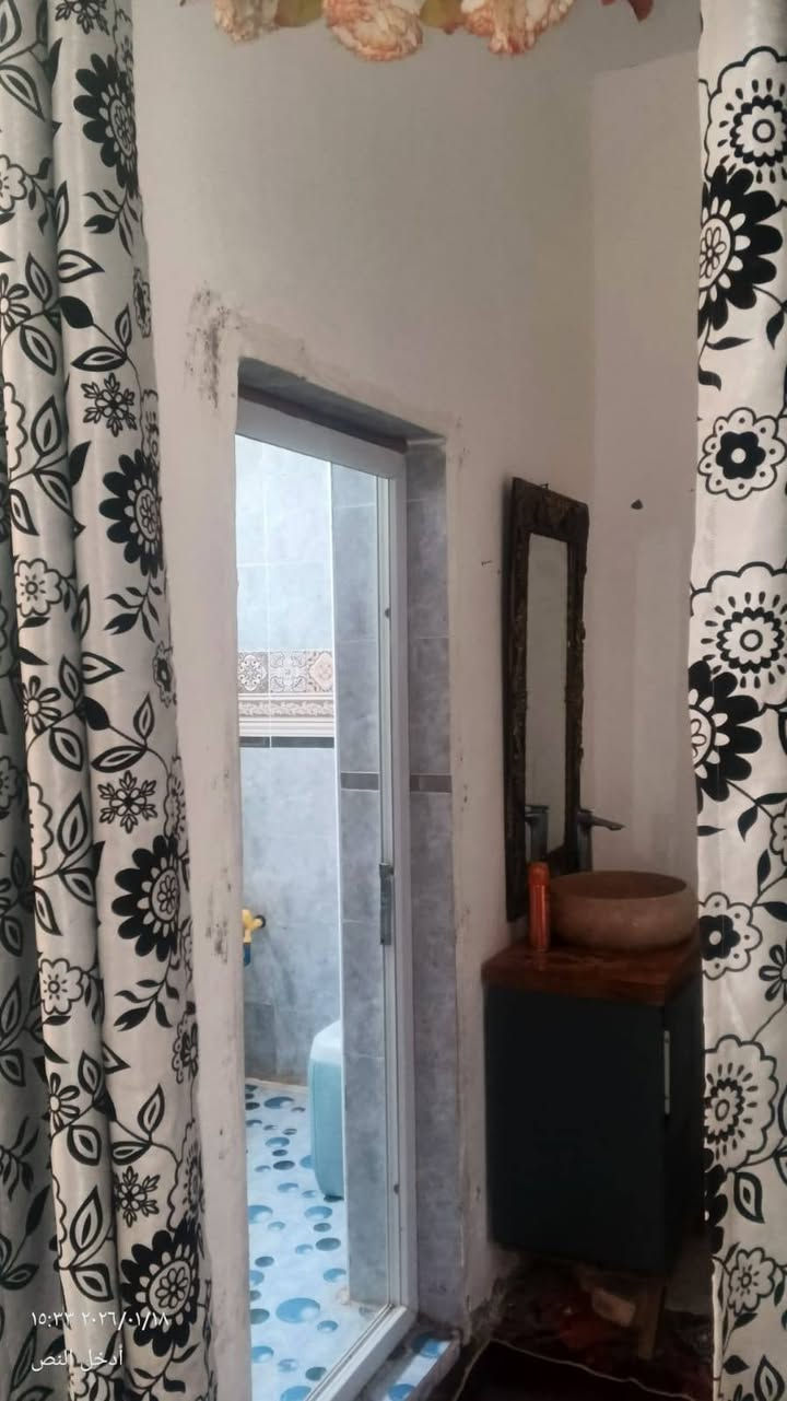 بيت للبيع حي الحكيم نزلة مجمع الوفاء السكني شارع سبيس البيت متكون من صاله ومطبخ سيراميك واستقبال صحيات داخليه وخارجية طابوق السقف صب كهرباء درجة اولى ماي مجاري درجه اولى الاتصال على الرقم  *********** اتصال وواتساب
