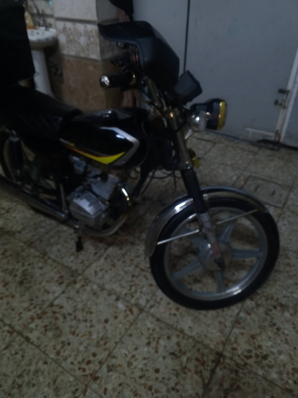 دراجة سونك 5كير سلف وهندر كفالة المكينة والكير دراجة خير من الله كلشي شغال بيها واوراق بيها وكمركها مدفوع تترقم مابيها لا نضوح ولا تبخير  وصالنصا كاتم وميكنة صوتها ناعم ودراجة مداريها دهن كلسبوع ابدله كلشي كامل بيها ستاند موبايل ومرايات ودشبول وصندوق دلفري بوجهك تطلع بيها للشغل اكفلها الك من كلشي وسعر 450 وبيها مجال 
رقمي ***********
