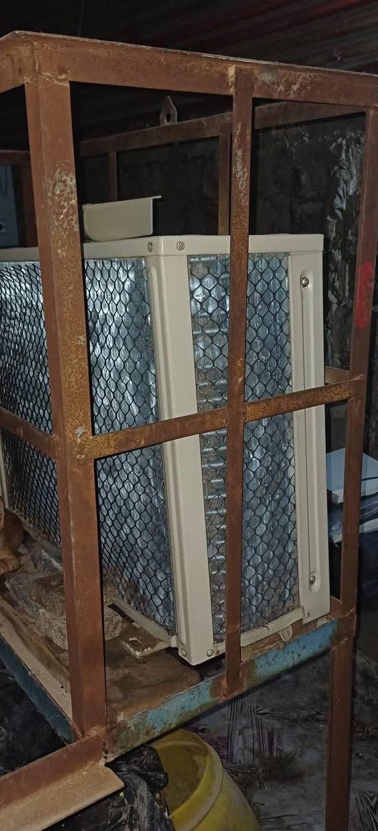 السلام عليكم عندي سبلت شغال طن يرادله اشويه غاز ⛽️ السعر ١٠٠ الف ***********
