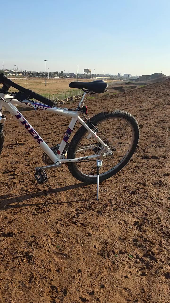 السلام عليكم .للبيع للبيع TREK
الماركة امريكي غنية عن التعريف
جبلي +استعراضي 
دبلات شغالات الا فول ⛔️
حجم 26🚳
تايرات جدد مال شركة TREKالاصلية مالهم
سستم (كير)امامي ٣نمر وخلفي ٨ نمر 🚭
السستم شميانو ديور 
بريكات فول فحمات وليس دسك 
سرج طبي جك 📌
مكان موصل حي الرفاق 
للتواصل ع رقم ***********
