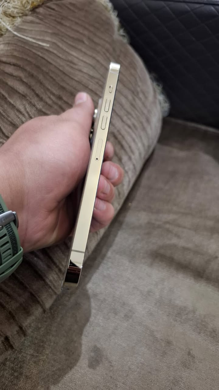 ايفون 13pro max 
جهاز امريكي 
ذاكرة 256
بطارية 84 
لا مفتوح ولا مصلح الجهاز جدآ نضيف شرط ولا خذش 
السعر 750الف 
رقم التواصل :***********
