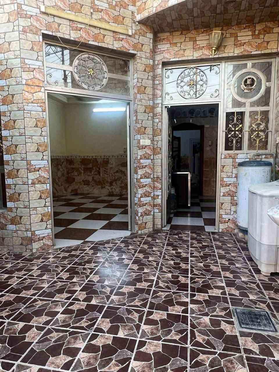 السلام عليكم الدار للبيع المساحة 100متر المنطقه الجديدة
طابقين طابو صرف 
الطابق لأول يحتوي، على 
غرفه 
صاله
استقبال
مطبخ
صحيات
الطابق الثاني يحتوي على 
غرفتين سويت 
للاستفسار اتصل على الرقم، 
***********
