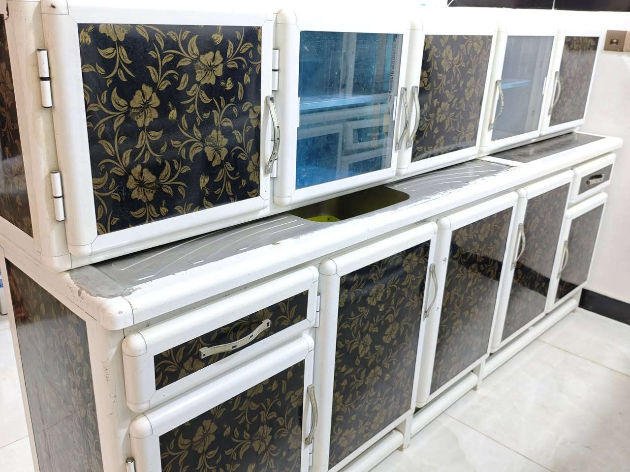 كاونتر اخو الجديد تفصال قديم
اربع قطع نضافته 90% سعره 500 وبي مجال بصيط  
المكان كوت حي الجهاد ***********
