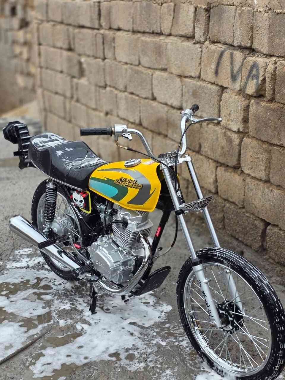 تحيه طيبه دراجه ايراني الدراجه حلو صارلهه شهرين من امعمره الدراجه ما مفتوحه  الدراجه نضافه 99بل 100 جديد (ادوات) السعر 800وبيهه مجال البصره ابو الخصيب الرقم ***********
