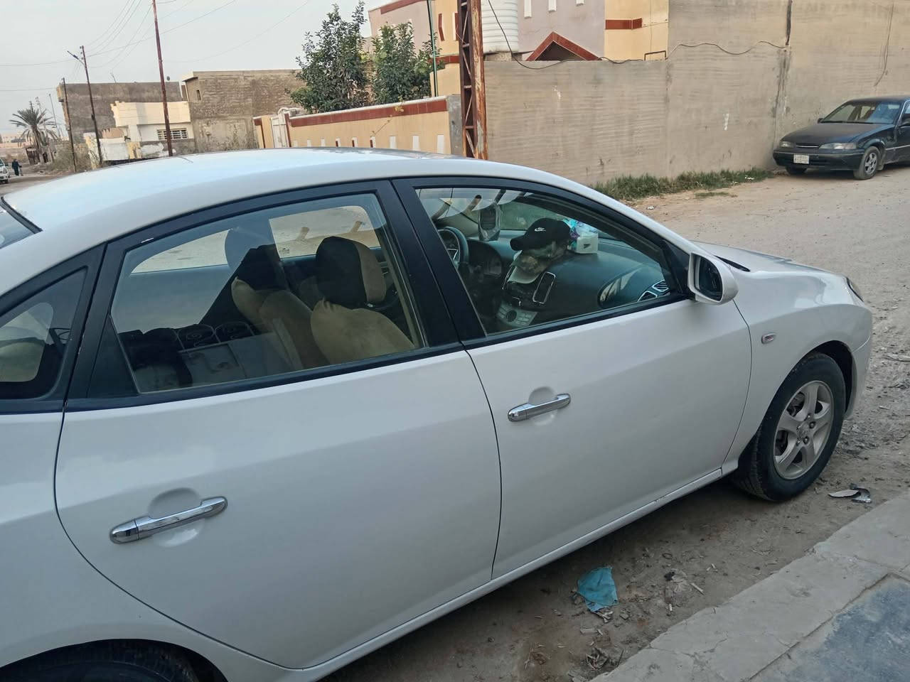 السلام عليكم
افانتي٢٠٠٧بغداد/خليجي بدون حادث 
فقط صبغ حزام جماليه 
محرك١٦٠٠ دكشن عالي /تبريد ثلج 
السعر ٩٥ وبيها مجال 
مكان السياره بغداد 
السياره بااسمي 
***********
