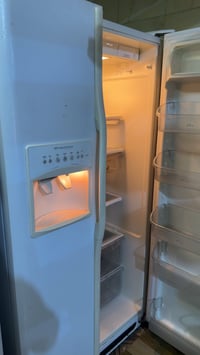 ثلاجة Frigidaire Gallery(2بابين)أمريكيه الغنية عن التعريف نضيفه جدا كد...