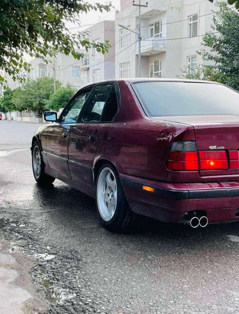 سلاو هاوريان
 بيئيم ٥٢٠ بو فروشتن
سعري ٤٤ كةلاو مةجاليكي كةميشي تياية 
ارمي بلاستيكي هةوليرة و سةنةويشي لةكةلاية
رةقةمة اصلةكانيشي ماوة 
بيلاد ٥٢٥ بوة مةكينةي كوراوة بة٥٢٠
 موديل١٩٩٢ گيري عادية
 دوجام كارةباية ناو سبي  سوكان ايرباك 
تايةويلي لوكي ئيم باوةري لةزيراية 
لايت ئةلقة 
سةيارةكة دةستكاريةكي باش كراوة بي عةيبة 
جةمةلةغيكي دواوةي سايةقي ليدراويكي كةمي هةية 
لةسليمانية سةيارةكة هي مالة هي مةعرةز نية 
هي من نية
هي ام برايةمة لةسليماني كاني باية 
گورينةوةش اكةين بة مةليكةي براوة يان شتيكي هةرزان
*********** السليمانية, العراق
