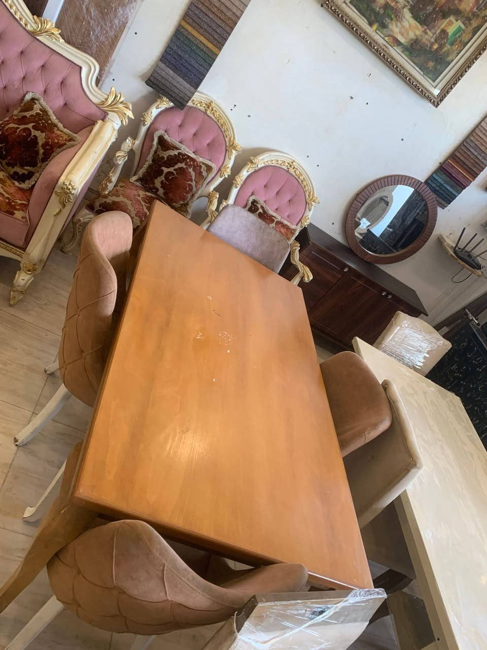 كنوز مزاد لبيع اثاث منزلي  يتوفر لدينة ديوان و تخم ميز طعام و طباخات جزامات برادات جدي و مستخدم كلشي متوفر  متوفر بل محل من 9صباحن ال. 8مسان رقم هاتف ***********
