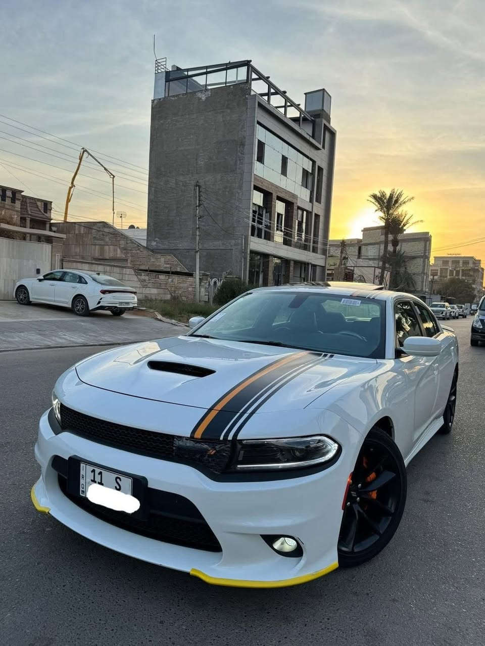 جارجر  GT PLUS موديل 2022 ( خـليـجـي )
شركه هارلم ❤️‍🔥 لون ابيض 
 (اورنج ادشن )  فول فول مواصفات نادره 
كفاله لا صبغ ولا تبديل ولا بارد ولا شخوط 
سيارة زيرووو ماشية 40 ألف  فقط رقم بغداد جديد بسمي 
بعده بفابلون الشركه 
الموديل :2022  . (خليجي) . . 
الضمان : 3 سنوات او 60 الف كيلو متر . 
المحرك : V6.  3.6L .
المواصفات :
* نسخة ORANGE EDITION. 
* خطوط طولية على الهيكل. 
* مكابح رياضية برمبو خاصة بالون البرتقالي. 
* جناح خلفي اسود. 
* ويل قياس 20 انچ اسود . 
* ستيرن رياضي . 
مقاعد رياضية من الشاموا مع خطوط بالون البرتقالي. 
* نقطة عمياء . 
* مصابيح أمامية زنون . 
* كشافات الضباب زنون . 
* المصابيح الأمامية مع LED . 
* حساسات . 
* شاشه كبيرة مع نظام ملاحة نفكيشن GPS .
* الشاشة مع اوپشنات SRT . 
* سستم صوت الپاين .
* فتحت سقف (سلايد) . 
* مقاعد أمامية كهربائية عدد 2 . 
* ذاكرة لحفظ وضعيات الجلوس (ميموري) . 
* مقاعد أمامية تبريد وتدفئة . 
* مقاعد خلفية تدفئة . 
* تشغيل عن بعد . 
* ستيرن كهربائي . 
* تدفئة ستيرن . 
* محدد سرعة . 
* تلفون بلوتوث . 
* كاميرا خلفية .
* مرايا متحسسة للاضاءة العالية .
* كير شفتر بالستيرن . 
* دخول ذكي (بصمة) .
* الرقم بغداد 
السعر 350  
*العنوان: البصره 
للاتصال ع الرقم: ***********
