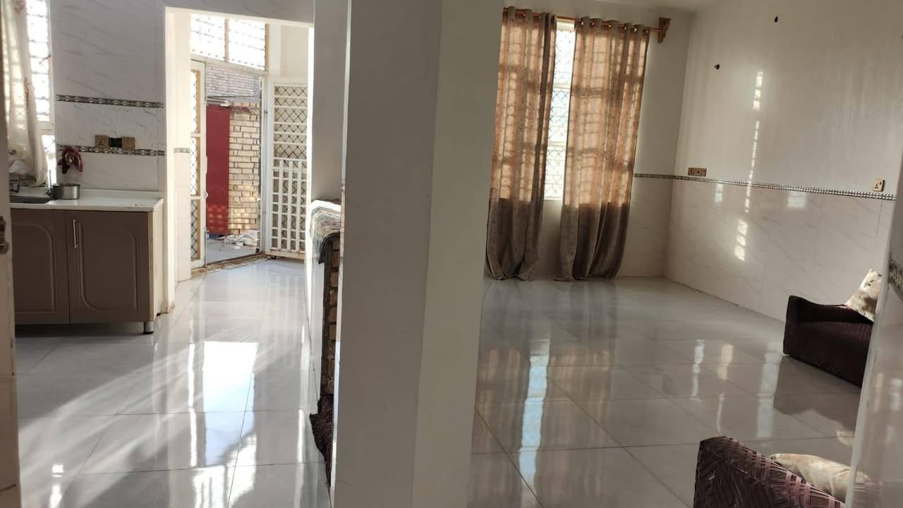 السلام عليكم بيت للبيع المساحه 200متر البناء طابوك حديث يحتوي على 3غرف نوم وستقبال ومطبخ وكراج وحديقه الجدران سيراميك الارضيه بورسلين المكان الدوب شارع العمارات فرع المولد قرب محلات ام حيدر للاستفسار الاتصال على الرقم  ***********
