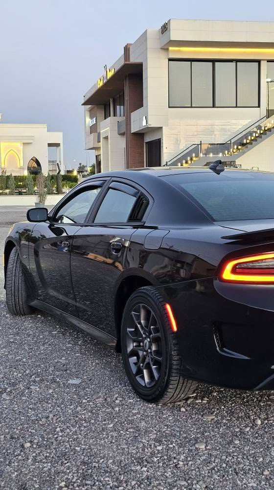 🚗 للبيع:دوج جارجر GT 2018 AW 🚗
​السيارة نظيفة جداً من الداخل والخارج، بحالة ممتازة ومتعوب عليها (جاهزة من كلشي وما تحتاج أي مصروف).✨
​📸 الحادث: شبه كلين، الحادث بسيط جداً وصور الحادث موجودة ومرفقة بالمنشور للمصداقية.
​🎨 الصبغ: بدون صبغ نهائياً (فقط تبديل دعاميات وتعديل بارد مكان الحادث).
​🎈 الإيرباك: سليمة تماماً (بدون طك ولا إيرباك).
​🛣️ الممشى: 123,000 ميل.
​⚙️ المواصفات الميكانيكية والأداء:
​نظام الدفع: AWD دفع رباعي ذكي عند الحاجة فقط.
​الأداء: سوبر تراك باكج (Super Track Pak) + شفتات تحكم بالستيرن.
​⚡ إضافة خاصة: مضاف للسيارة جهاز Tazer مفعّل بيه خصائص متعددة ومميزة.
​🛡️ أنظمة الأمان والرادارات:
​رادار أمامي تفاعلي.
​رادار جانبي (نقطة عمياء).
​حساسات خلفية بلادية.
​🛋️ المواصفات الداخلية والرفاهية:
​كشنات جلد فاخرة (تحكم كهربائي للمقاعد الأمامية).
​ميموري خزن لوضعيات الجلوس.
​♨️❄️ تدفئة وتبريد بالكشنات الأمامية + تدفئة بالكشنات الخلفية.
​تحكم كهربائي بمستوى المقود (الستيرن).
​نظام صوتي احترافي فاخر من شركة Alpine.
​شاشة عرض كبيرة تدعم Apple CarPlay ونظام الملاحة.
​مرآة الرؤية الخلفية تنزل أوتوماتيكياً عند الرجوع للخلف.
​تعتيم تلقائي للمرايا الإيجابية والسلبية.
​❄️ نظام تبريد قطعتين (ثلج).
​🔑 ميزة التشغيل عن بعد.
​
​📮 السعر: 193 ورقة (19,300$) 📩
​📍 مكان تواجد السيارة: الموصل.
​📞 للتواصل والاستفسار المباشر: *********** موصل, نينوى
