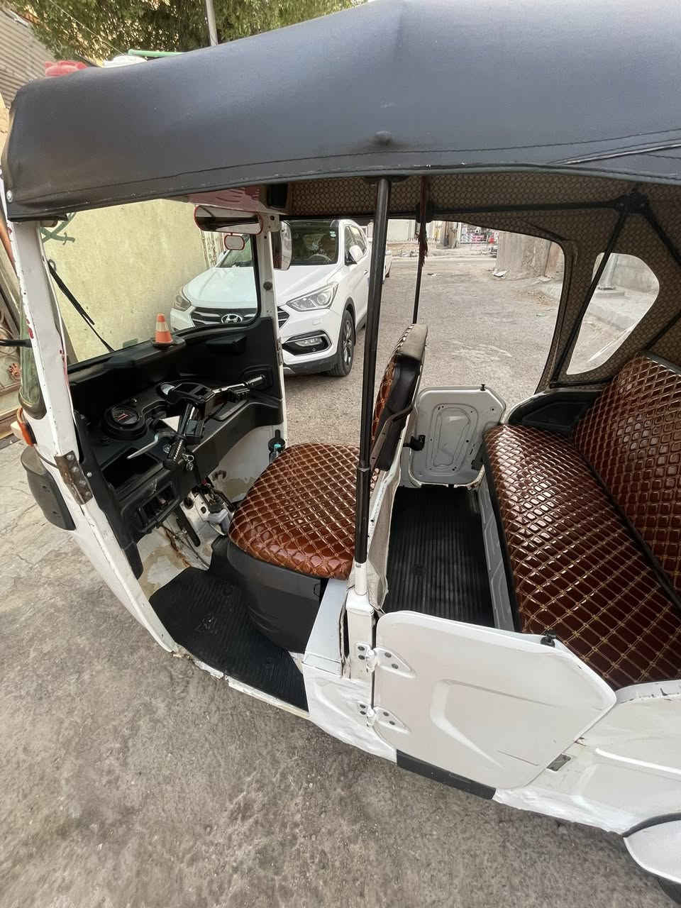 باجات للبيع مديل ٢٢  بسمي  تحويل ثاني يوم رقم انكليزي محرك كفاله مبدل فقط ولفات والبدي شوفه العين تكتك حلوه نضيفه ماناقصها شي كبل للشارع مسجل لايت زنون عالي ناصي كهربائيه كلها شغاله سعرها 6600 وبيها مجال للشراي مكاني البصرة المعقل الابله شارع البلم وهاذ رقمي بي واتساب ***********
