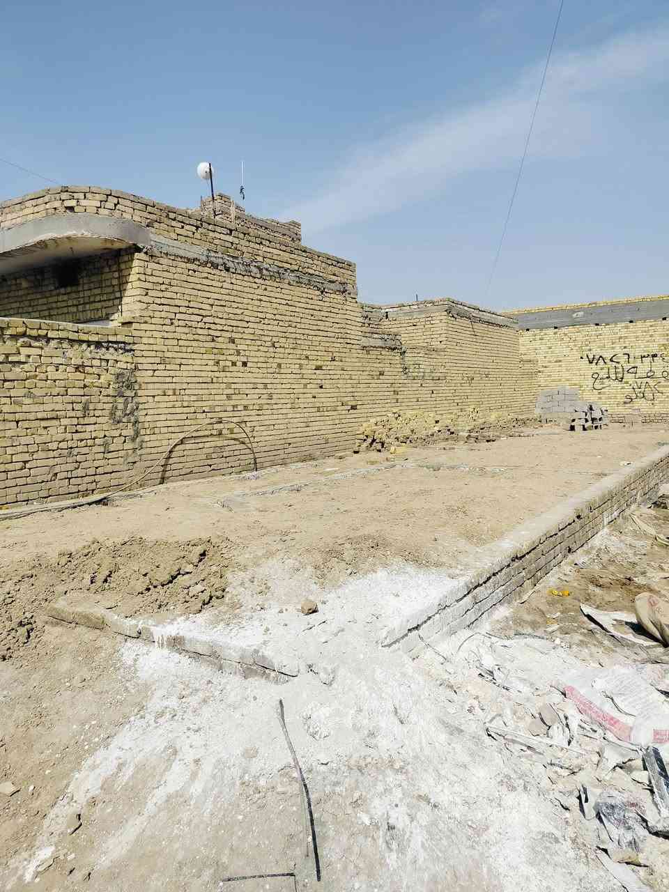 قطع البيع 100متر العرض 5ونزال 20مدكوكه جعب بي ديوانيه مطبخ صاله غرفه ممر صحيات حي شرطه البيكات هاذ رقم رعيه قطع مناسبه ومستعجل عل بيع.             ‏‪‏‪0786 510 0147‬‏
