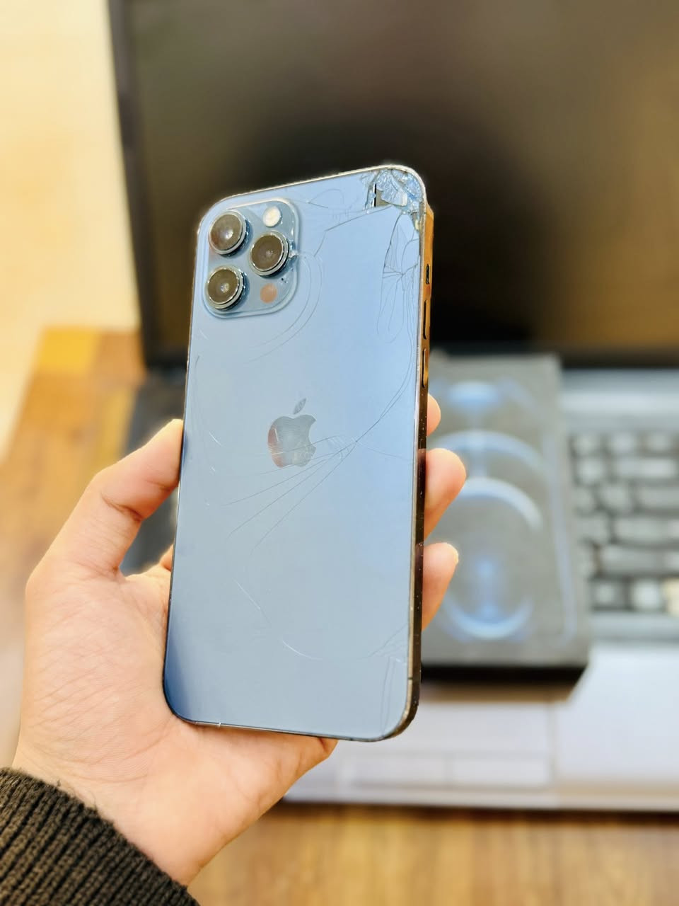 12 برو ماكس ( السعر : 290 الف بلاش 🔥🔥)
ذاكره : 256
بطاريه : 85 
دبل خط ( خطين ) 
مستبدل شاشه فقط + ضهر مكسور 
الجهاز كله شغال 
خط صوت اتصال فيس ايدي كله فول 
كارتون اصليه 
السعر : 290 بلاش بدون حجز اول واحد يجي عليه بل عافيه 
عنوان المحل : النجف حي الجزيره📍 
*********** اتصال فقط ☎️ماسنجر معلك 👉🏻
