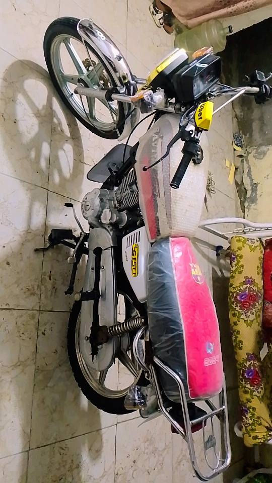 السلام عليكم 
سفانه للبيع 5 گير موديل 2021
اوراق كامله
دراجه مضمومه صدر كامل جديد كهربائيات كلها شغاله مكينه ناعمه وماتنسمع شلعه تشك الكاع ومعدل خير من الله 
دراجه مال جني 
سعر 475 ومجال حك الجيه
مكاني بابل مسيب 
رقمي ***********
