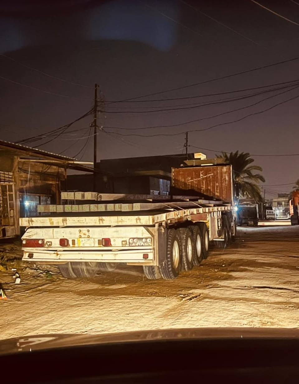 السلام عليكم للبيع عربانه بدي سيكام طول ١٣ و٦٠ تخم تاير ٣ محاور الثالث جفت دناكير ١٤ ثنين مربع وثالث مدور مكان ابو غريب سعر ٩٠ الاستفسار ***********
