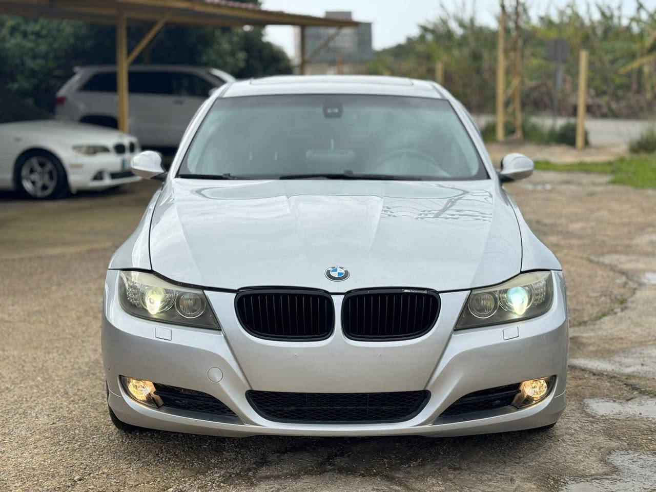 ما شاء الله، الـ E90 325i سيارة لها هيبتها، وخصوصاً بمحرك الـ 6 سلندر المعروف بنفسته الرياضية. واضح من المواصفات إنها "لقطة" للي بيدور على نظافة ومظهر الـ 2010 (LCI).
إليك ملخص سريع لإعلانك بشكل مرتب ليجذب الزبون "الرّازي":
​🚗 للبيع: BMW 325i (E90) - نظافة تامة
​الموديل: 2006 (محدثة بالكامل لوك 2010)
​المحرك: 325i (قوة وأداء)
​المسافة المقطوعة: 174,000 كم
​البيئة: موجودة (Bi2a) - نقطة أساسية للفحص.
​✨ المميزات والإضافات
​المظهر الخارجي: لوك M-Sport مع تحديث موديل 2010.
​الداخلية: فرش جلد أسود (Sawda) بحالة ممتازة.
​التقنيات: شاشة، كاميرا خلفية (خفية)، وحساسات أمامية وخلفية.
​الصيانة: 4 دواليب جديدة، سيارة "بيت" (شغل قنية).
​💰 السعر والتواصل
​السعر: 4,500$ (كاش أو دكيشي)
​الموقع: الجنوب - صور
​للتواصل: 81989452
​ملاحظة


**إذا كنت صاحب هذا الإعلان وتريد حذفه لأي سبب، رجاءا أرسل رسالة إلى الدعم الفني**