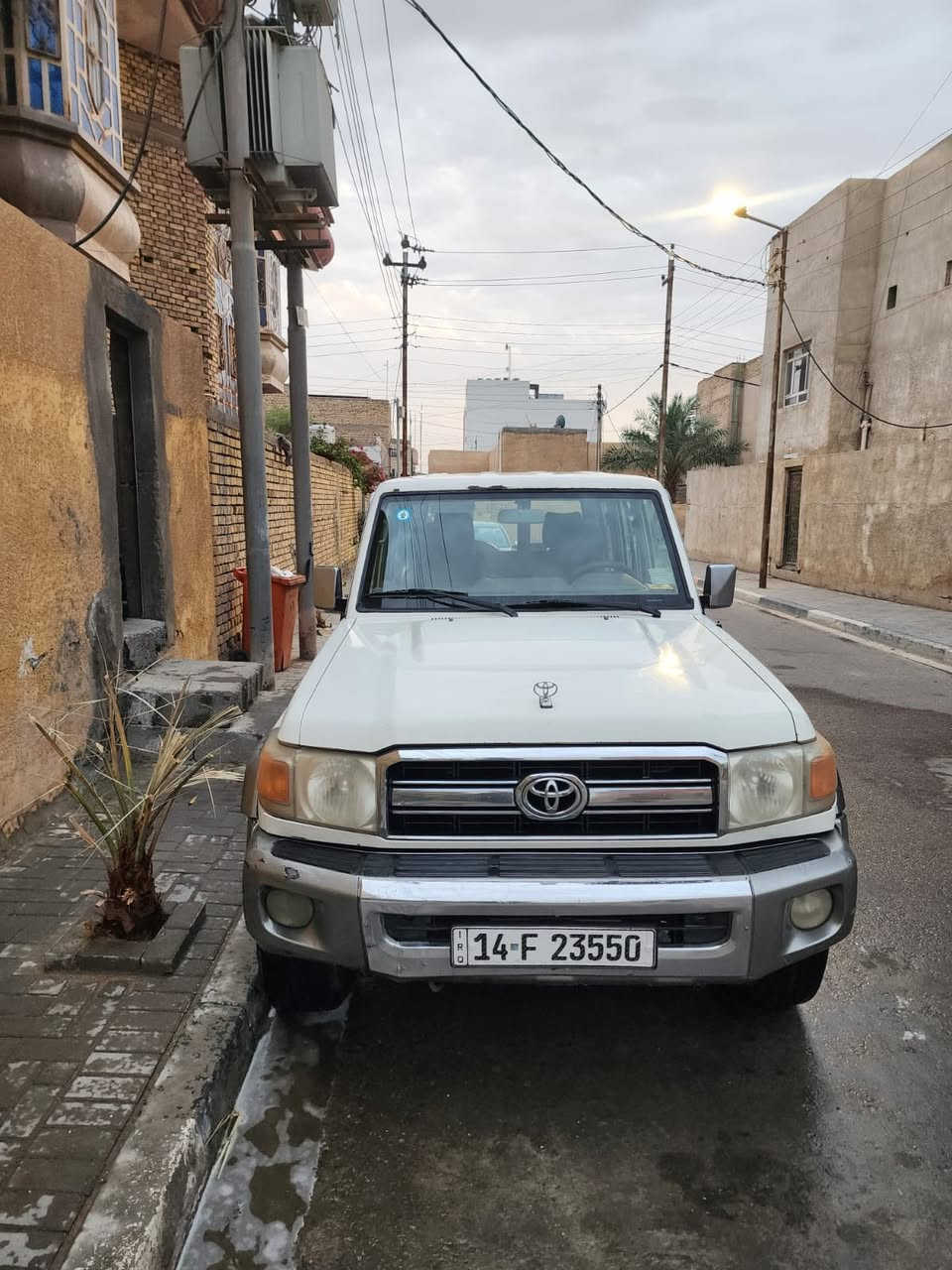 السلام عليكم للبيع لاندكروز شاص 2013بانزين كير عادي رقم البصره  سعره 205 رقم ***********
