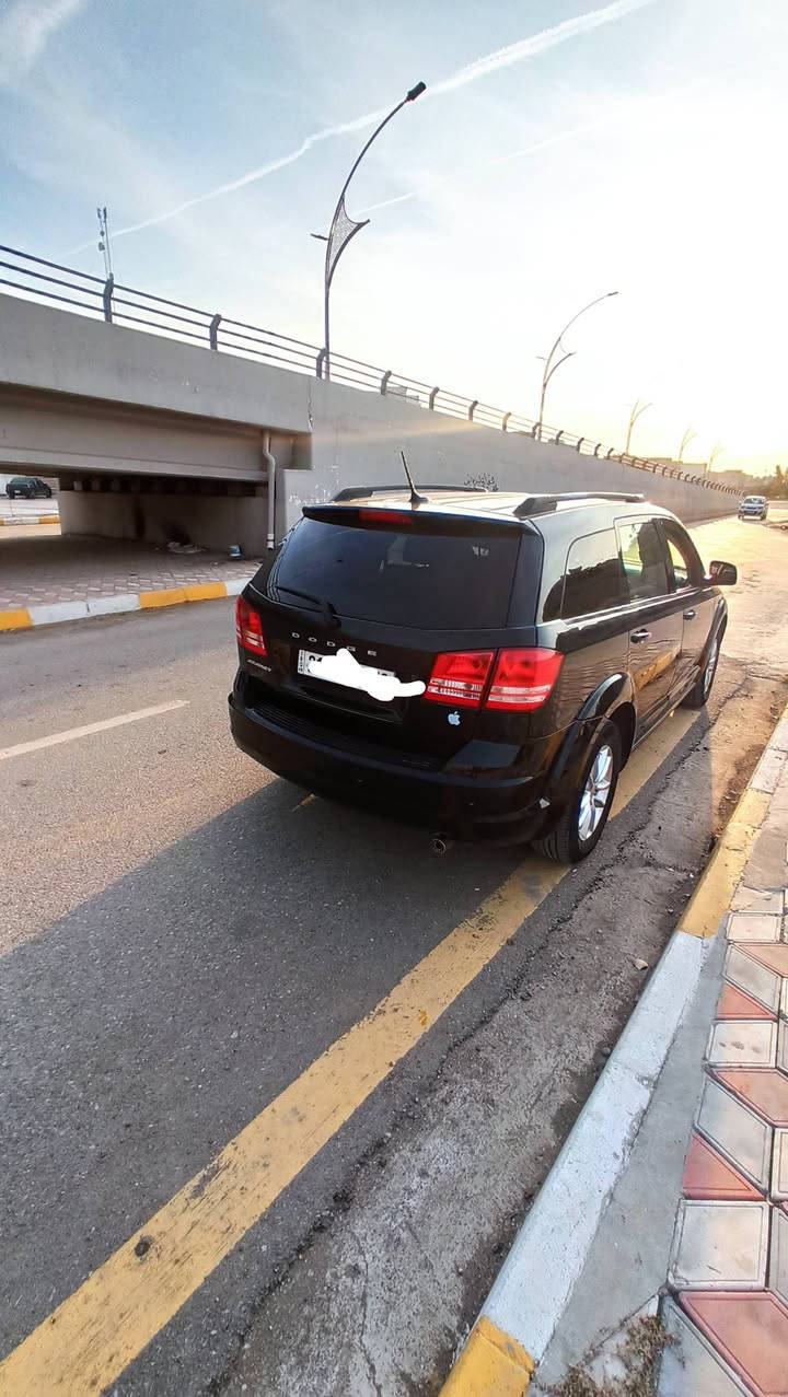 دوج جورني 2017
تبريد مركزي 
7راكب 
ایرباكات كلها سلیمة بچم كبس
رقم و سنوية جدیدة لحد 2030 + دفتر بنزين
رقم سلیمانیة 

ضررها : جامرلغ عكس السائق صبغ و نص الباب 
السعر :126 وبي مجال 
مكان السیارة: كركوك
للٲتصال:***********
