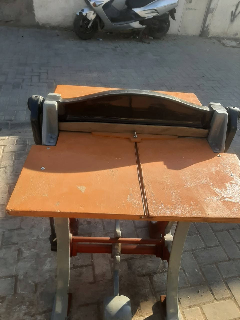 ماكنة تخريم ورق باليد والاخرى  بالرجل جديد غير مستخدم حديد ثقيل للاعمال الشاقه *********** وات ساب
