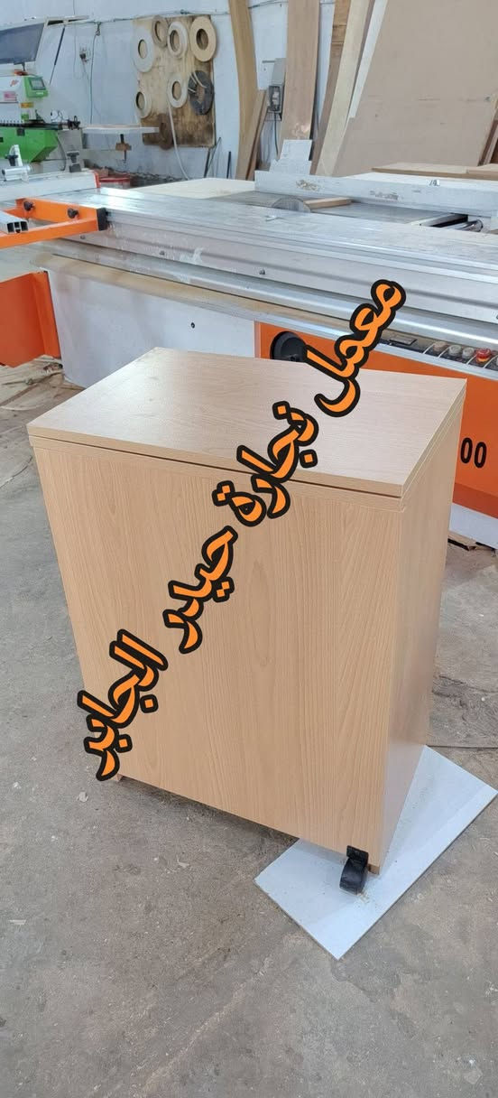 ميز ماكنة خياطة يتطبك بهذا الشكل الجميل خشب تركي درجه اولى شغل حسب الطلب حجم 120سنتمتر الماكنه تنزل جوه  
من اعمال معمل نجارة حيدر الجابر 
البصره  صناعية حمدان ***********
