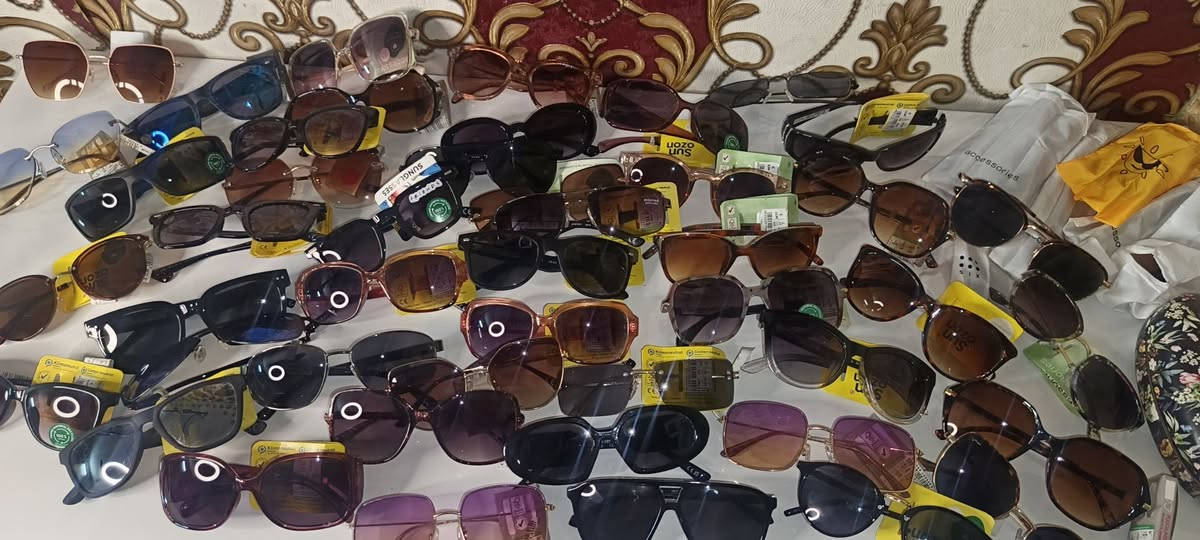 السلام عليكم مناظر اوربيةوامريكية مختلط مختمات تحمي العين من اشعة فوق البنفسجية بنسبه 100٪العدد 120قطعة احسبهن 100قطعة القطعة بالف ونص  ابيع شلع تواصل على الرقم ***********
