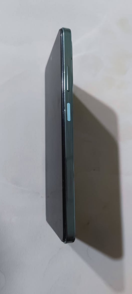 Infinix Hot 40i للبيع مستعمل نضيف
شاشة IPS LCD بحجم 6.56 بوصة بدقة HD+ ومعدل تحديث 90Hz.
⚙️ المعالج الأصلي: Unisoc T606 ثماني النواة (بدقة تصنيع 12nm).
🎮 معالج الرسوميات Mali-G57 MP1.قوي جدا للاستخدام اليومي والالعاب المتوسطة
🧠 رام 8GB (مع إمكانية توسيع الرام افتراضيًا).
💾 ذاكرة داخلية 256GB.
📸 كاميرا خلفية 50MP مع عدسة AI.
🤳 كاميرا أمامية 32MP مع فلاش أمامي مزدوج.
🔋 بطارية 5000mAh.
⚡ شحن سريع 18 واط.
🔒 بصمة جانبية وفتح بالقفل عبر الوجه.
🔊 منفذ سماعات 3.5 مم ويدعم شريحتين مع منفذ microSD منفصل.
الأداء:
✅ قوي جدًا للاستخدام اليومي مثل التصفح، يوتيوب، تيك توك، وبرامج التواصل.
✅ يشغل الألعاب المتوسطة مثل PUBG Mobile وCall of Duty Mobile وFree Fire بسلاسة على إعدادات منخفضة إلى متوسطة.
سعر ١١٠ الف دينار عراقي فقطط!!
التواصل 7807022192


**إذا كنت صاحب هذا الإعلان وتريد حذفه لأي سبب، رجاءا أرسل رسالة إلى الدعم الفني**