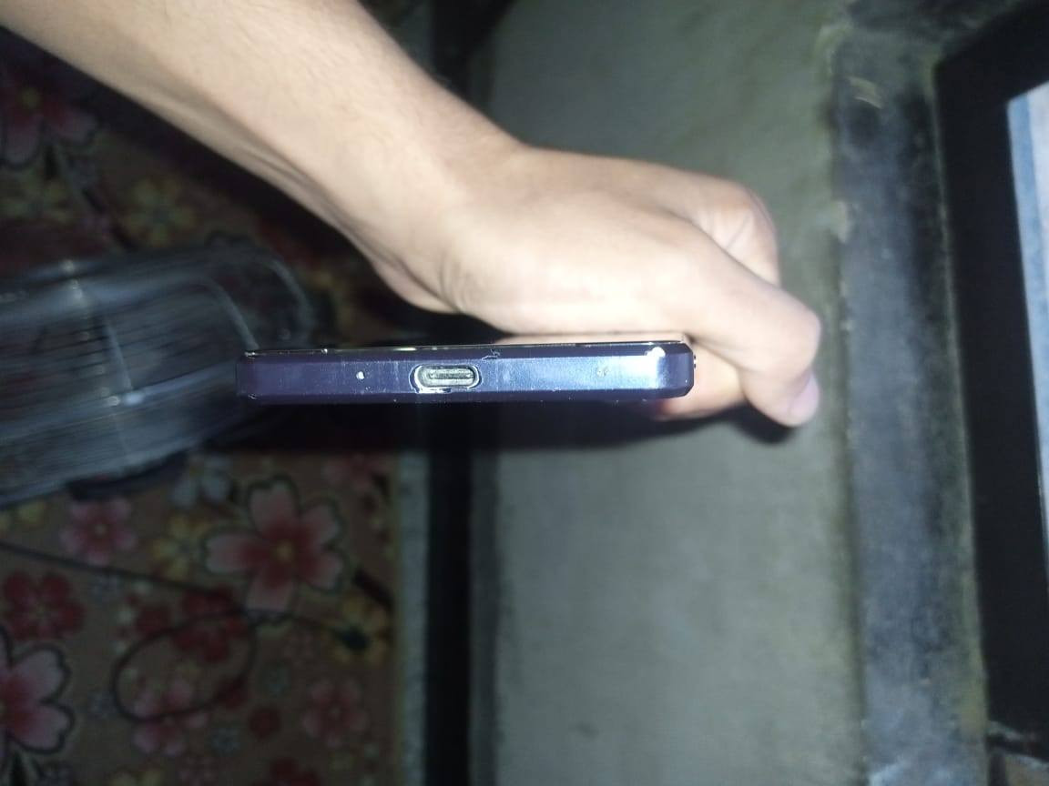 السلام عليكم
السلام عليكم 
📱 للبيع Sony 1 MARK 3 بحالة جيدة

• الشاشة:OLED قياس 6.5 إنش بدقة 4K HDRمعدل تحديث 120Hzمحمي بزجاج Gorilla Glass Victus

• المعالج:Qualcomm Snapdragon 888 (أداء قوي للألعاب والتطبيقات)

• الذاكرة:RAM 12GBذاكرة داخلية 256GBيدعم ذاكرة خارجية microSD

• الكاميرات الخلفية:ثلاثية 12MP + 12MP + 12MPتقريب بصري حقيقي Telephotoعدسة Zeiss احترافيةتصوير فيديو 4K

• الكاميرا الأمامية:8MP

• البطارية:4500mAhيدعم الشحن السريع و الشحن اللاسلكي

• مميزات إضافية:بصمة في زر التشغيلمقاوم للماء والغبار IP68صوت Stereo عالي الجودةمدخل سماعة 3.5mmيدعم 5G

📦 الجهاز مناسب للتصوير والألعاب والشاشة من أفضل الشاشات في الهواتف.

للمهتمين التواصل على الخاص، أو التواصل على ***********
