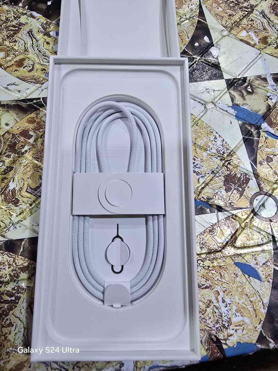 السلام وعليكم 
ايفون 16 برو ماكس شرق الاوسط ضمان ماستر بعده بضمان سنتين ABM اي بي ام احدث نوعية 
بطارية 100 نضافة 100 دورات 22 مكفول حته من شخط ذاكره 256 مجرد ايام ستخدمته وكلشي موضح كبالكم بصور تمام اريد اراوس بجهاز حديث ونتراهم ع الفرق الك او الي تمام او بيع مارد بتعاليق ولا خاص فقط واتس او اتصال عنواني شط العرب *********** وبخدمتكم واسف ع الايطاله ولسعر مليون و 550 وبيه مجال
