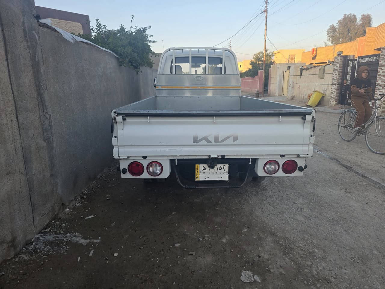 للبيع كيا 2700
موديل 22
بسمي مكفوله كفاله بستثناء 
باب جنب السائق تبديل شركه 
مكان السياره بغداد 
هاتف ***********
