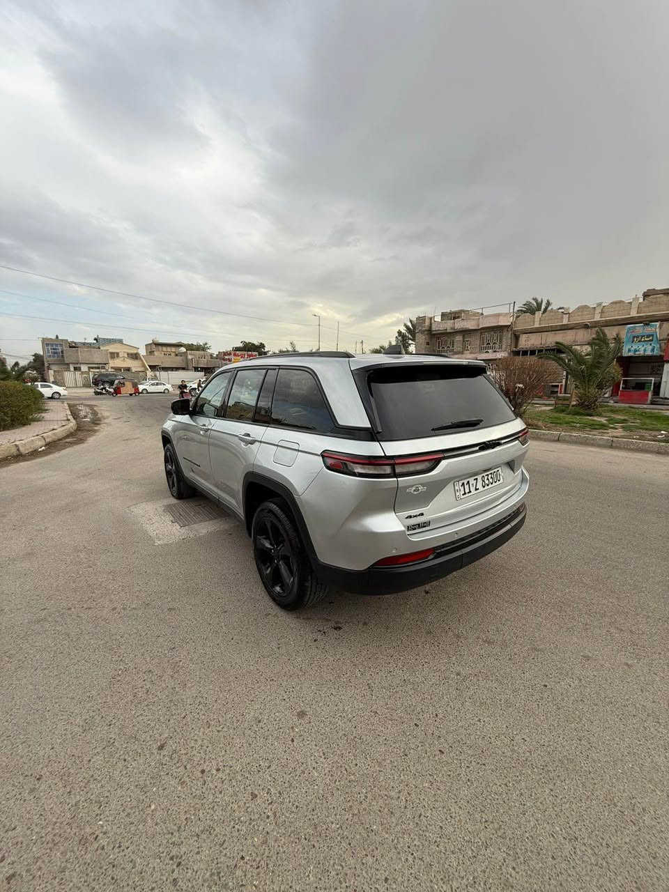 سلام عليكم اخوان 
جيب بلاك توب 2023 رقم بغداد 
ماشيه ٣٣ بدون ايرباك السياره 
فول مواصفات ما عدى الفتحه 
معروفه مواصفات السياره فول 
حادثها موضح بالصور السعر 295  وبيها مجال ان شاءالله مكان السياره بغداد البنوك *********** بغداد, العراق
