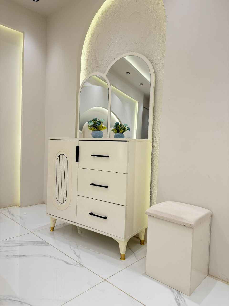 #*موديل    جودي   
الجديد*
❇️ 7قطع          كنتور وملحق 
❇️ قياس الكنتور مع الملحق 320 
❇️برغي وجوي حديد
❇️ سرير مخزن 
❇️ ميز تواليت ضخم 
❇️ إناره بالكومديات 
❇️ معمل دافنس بغداد, العراق


**إذا كنت صاحب هذا الإعلان وتريد حذفه لأي سبب، رجاءا أرسل رسالة إلى الدعم الفني**