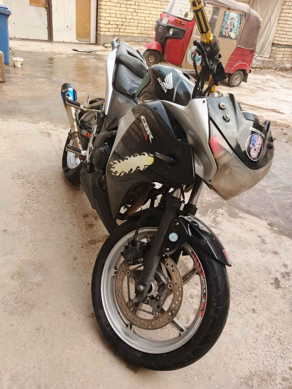 سلام عليكم دراجه لبيع وكامله من كلشي بس بيها نقص كفر وقبق مال بانزين شاهد الله دراجه نضيفه بس محتاج وراح ابيعه وصالنصه رياضي 800 وبيها مجال حك جيتك وشرياي يصل مكاني بغداد  ***********
