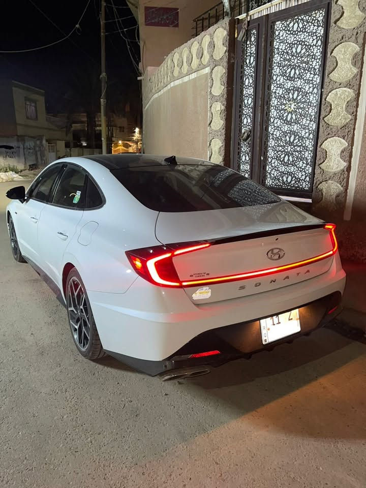 سوناتا n line
السعر 190وبي مجال 
صور الحادث مرفقه مبدل بنيد نفس اللون فقط 
المكان بابل للاستفسار ***********
🔥 المحرك والأداء
 • محرك: 4 سلندر تيربو 2.5 لتر (Smartstream G2.5 T-GDi)
 • القوة: حوالي 290 حصان
 • العزم: حوالي 422 نيوتن.متر
 • ناقل الحركة: أوتوماتيك 8 سرعات DCT (دبل كلتش)
 • نظام الدفع: دفع أمامي (FWD)
 • تسارع 0-100 كم/س: تقريباً 5.5 – 6 ثواني
 • نظام تعليق رياضي خاص بفئة N Line
 • عادم رياضي بصوت أقوى

⸻

🏎️ التصميم الخارجي (N Line)
 • شبك أمامي أسود رياضي
 • صدامات أمامية وخلفية بتصميم رياضي
 • جناح خلفي صغير
 • جنوط ألمنيوم 19 إنج رياضية
 • أربع مخارج عادم
 • لمسات سوداء لامعة بدل الكروم

⸻

🛋️ الداخلية والتجهيزات
 • مقاعد رياضية بجلد + تطريز أحمر
 • شعار N Line على المقاعد والمقود
 • شاشة عدادات رقمية 12.3 إنج
 • شاشة معلومات وترفيه 10.25 إنج
 • نظام Apple CarPlay و Android Auto
 • نظام صوت Bose (حسب الفئة)
 • شاحن لاسلكي
 • إضاءة داخلية محيطية

⸻

🛡️ أنظمة الأمان
 
 • نظام المحافظة على المسار
 • نظام تحذير النقطة العمياء
 • فرملة طوارئ أوتوماتيكية
 • كاميرا خلفية + حساسات أمامية وخلفية
 • 6 وسائد هوائية أو أكثر

⸻

⛽ استهلاك الوقود

 • تقريباً 11 – 12 كم/لتر (يختلف حسب القيادة
