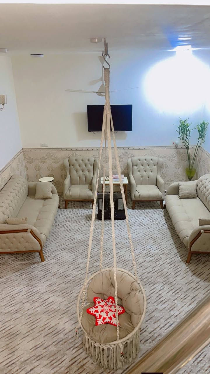 السلام عليكم 
بيت للبيع المساحه 250 متر طابو زراعي سند 25 متوفره كافة الخدمات بناء حديث درجه اولى طابق واحد يحتوي على غرفتين وصاله وأستقبال ومطبخ وصحيات داخليه وخارجيه وگراج وحديقه العنوان كربلاء طويريج الحولي مقابيل شارع نظوري السعر خاص للأستفسار الأتصال على الارقام الموجوده 
***********
***********
