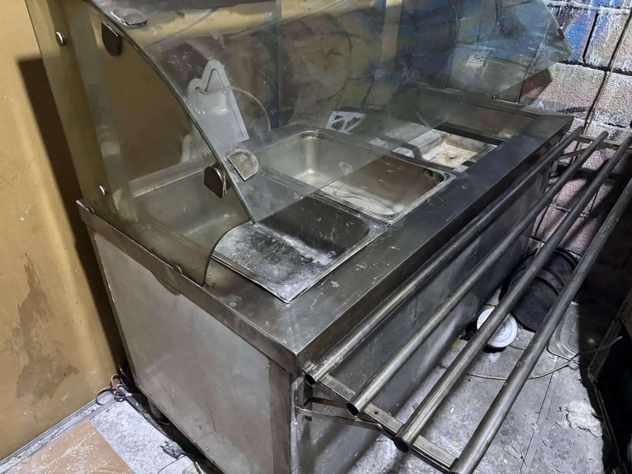 غراض مطعم اخو الجديد وسعر بلاش 
الشراي 
مع الاسف ناس توعد وماتوفي بوعدهم 
*********** واتس اب فقط 
غراض جديده وبلاش
