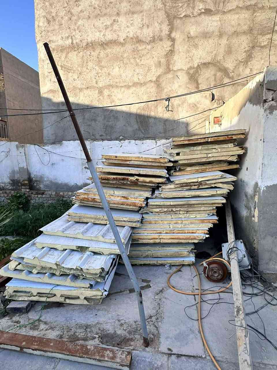 سندويش للبيع 275 متر تقريبا نظيف جدا مكاني الديوانيه مابيع مفرد
للاستفسار ع الرقم  ***********
