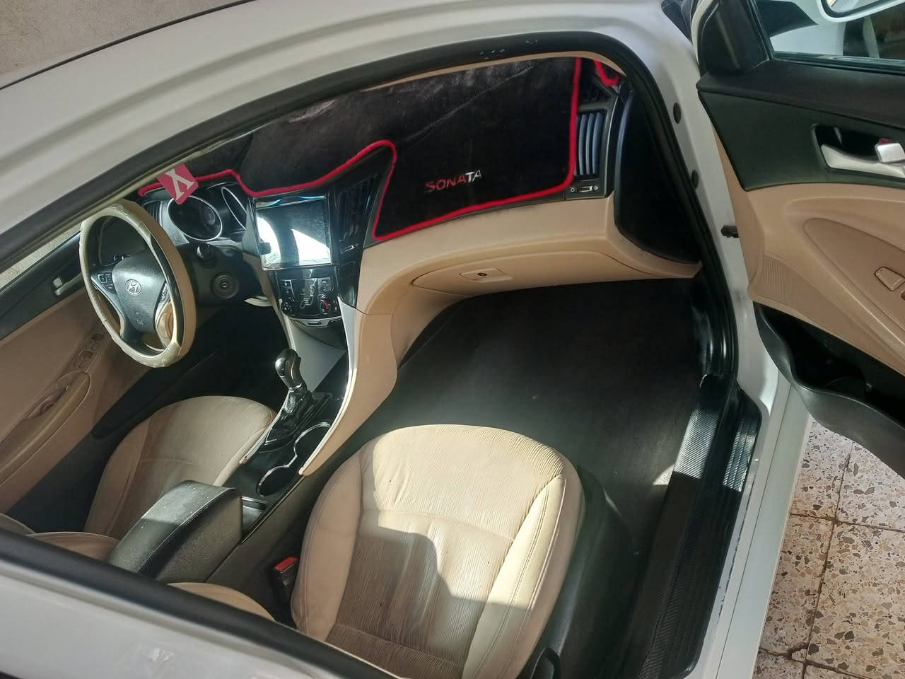 السلام عليكم سوناتا للبيع وارد امريكي 2012م. محرك ٢٤٠٠ جيد  بدون دونز ولا صرف شاشه تحكم تخم تايرات جديد كامرة خلفيه بيه قطعتين صبغ بدون تبديل رقم انكليزي تحويل مباشر العنوان البياع السعر 110وبيه مجال حك الجية  رقم ***********
