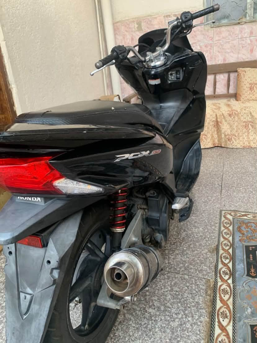 السلام عليكم دراجه pcx جيل الثاني حلوه كفراتها شويه تعبانه شغاله الدراجه مبدل نوزل فقط تجي تفحص وتشوف عوزها بريك خلفي فقط دبلاتها شغاله محرك 150c السعر 1200 وبيها مجال *********** عنواني ميسان القطاع
