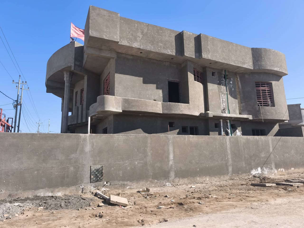 للبيع
دار سكني طابو زراعي مساحته 400 متر ركن على شارعين عرض الشارع 15 متر 
يقع في مجمع حجي حسين مقابيل مستشفى القاسم 
بناء  درجه اولى خريطه خليجيه 
مواصفات البيت طابقين ثلاث غرف نوم 
صاله دائريه الشكل مفتوحه للأعلى 
مجمعات صحيه داخليه و خارجيه 
الابواب والشبابيك تركي درجه اولى 
للاستفسار الاتصال على الرقم 
*********** 
او مراجعه مكتب الوادي الاخضر للعقار 
شارع السياحي خلف الإمام 
مقابل مول العذاري
