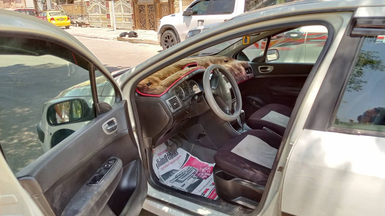 السلام عليكم سياره بيجو 307 للبيع سياره موديل 2004 السياره متعوب عليها كير ال مكينه امانت الله مصار كم يوم  بدلته شرط حاويه جدد  صدر امامي خلفي منظومه بنزين كلها جديده نازلات بلاكات فيت بم تخم تاير جديد انت فريز اخضر امانه دهن مكينه جديد  السياره مصروف عليها هوايه تراي وين ما يعجبك السياره جاهزه من كل شي تبريد كامل على فحص شاشه اندرويد بيه طخات بصيطه العنوان بغداد المشتل سياره سعره60وبيه مجال حك جيه  رقم لتواصل ***********
